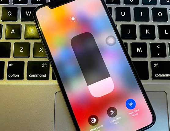 El True Tone es una función que adapta el color y la intensidad de la pantalla de tu iPhone a la luz ambiental,